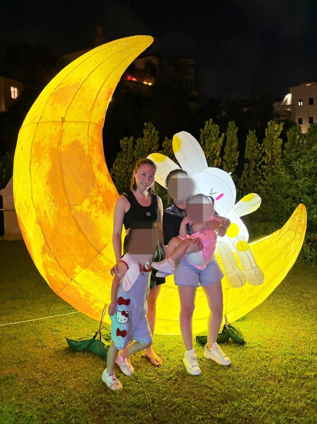 何超雲穿上運動衫，與好友及小朋友合照。