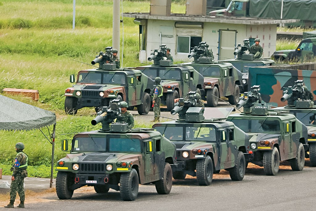 2023年台灣屏東演習，軍車配備美製陶式導彈。