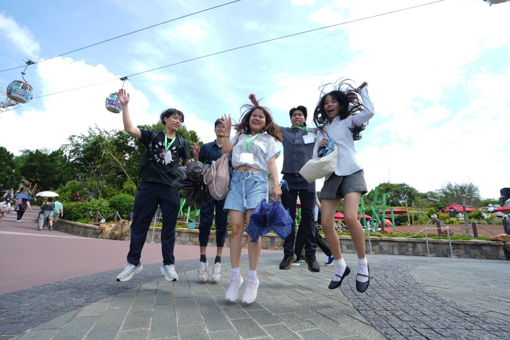 約230名來自內地及海外的青年參加者於早上前往海洋公園參觀。民青局FB圖片