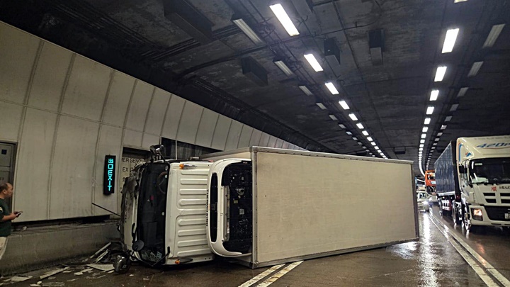 貨車失控翻側。fb：車cam L（香港群組）