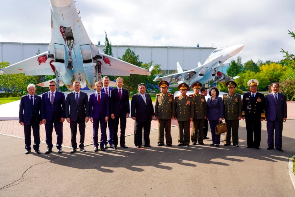 金正恩参观俄罗斯哈巴罗夫斯克地区阿穆尔河畔共青城市的一家飞机制造厂。路透社