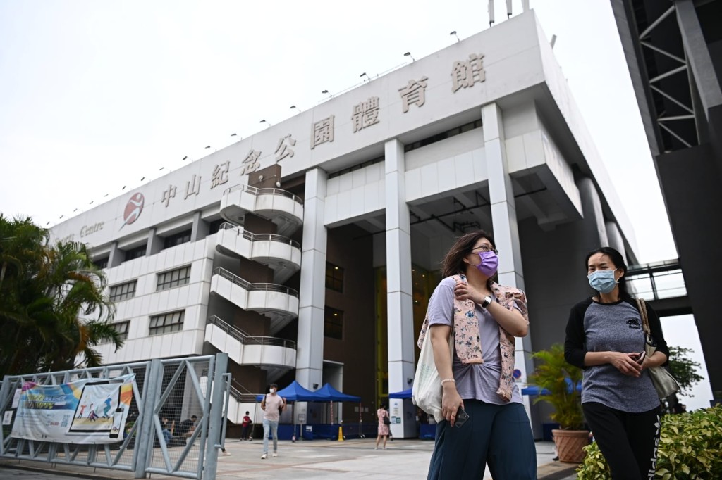 市民前往接種復必泰疫苗。