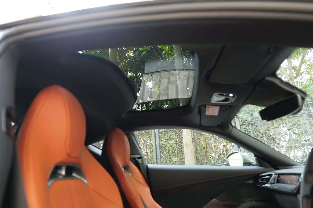 法拉利Ferrari 12Cilindri香港首試：原車附設玻璃頂。