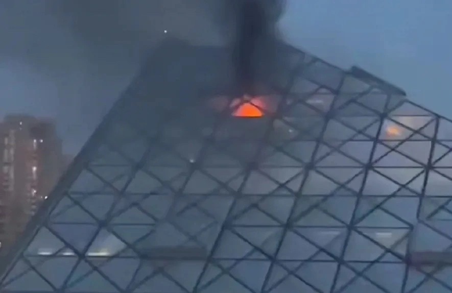 北京知名商場「僑福芳草地」17日晚起火，無人傷亡。