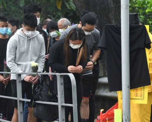 多名親友下午到意外現場拜祭。