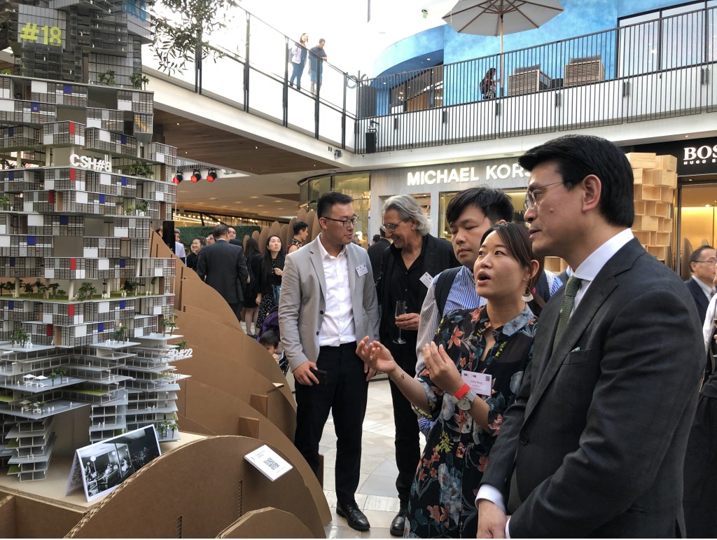 邱騰華（右一）參觀「島與半島」建築展覽。