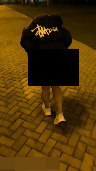 該女子拍攝的影片，在街頭脫褲。