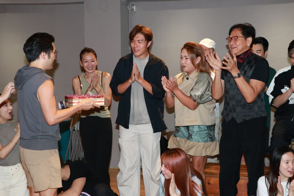 昨日綵排,適逢(11日)是趙浚承生日,大家送上生日蛋糕為他慶生。 昨日綵排,適逢(11日)是趙浚承生日,大家送上生日蛋糕為他慶生。