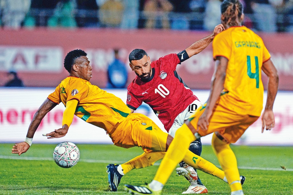 沙拿（紅衣）補時射入絕殺球。