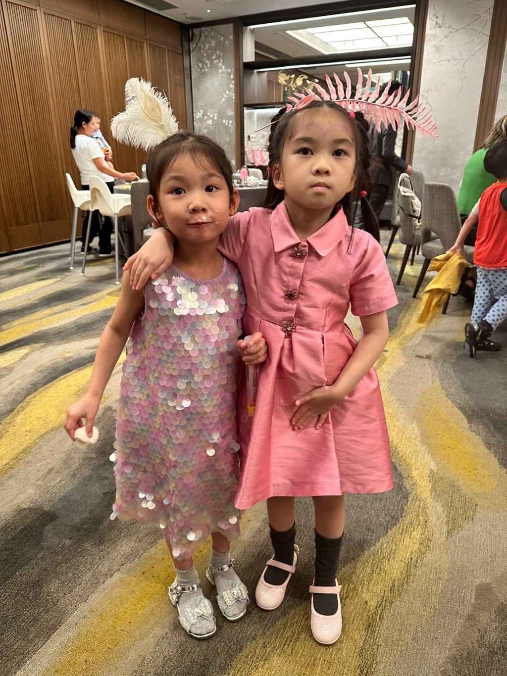 自小喜歡美人魚的5歲囡囡「小糖心」（左），穿上幻彩珠片One piece加閃令令銀色涼鞋仔，非常可愛。