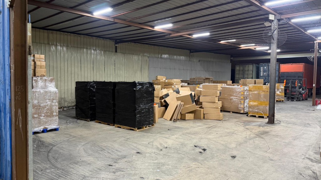 不法分子利用場內貨櫃及貨板堆疊密集的環境作掩飾。 不法分子利用場內貨櫃及貨板堆疊密集的環境作掩飾。