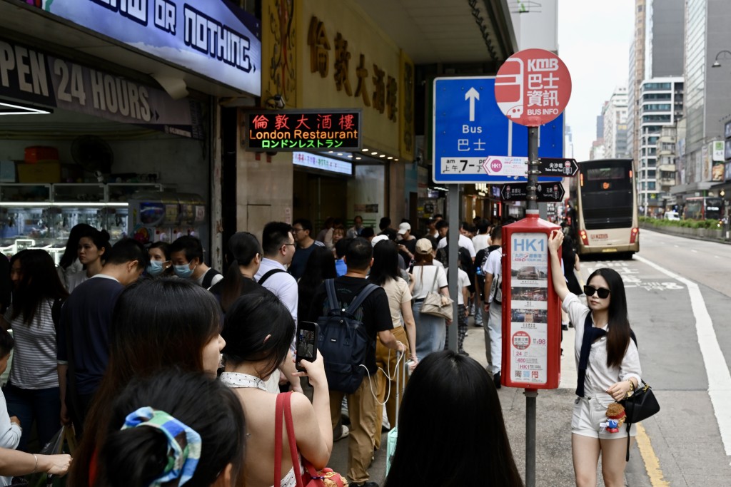 旺角吸引大批遊客到訪。 旺角吸引大批遊客到訪。