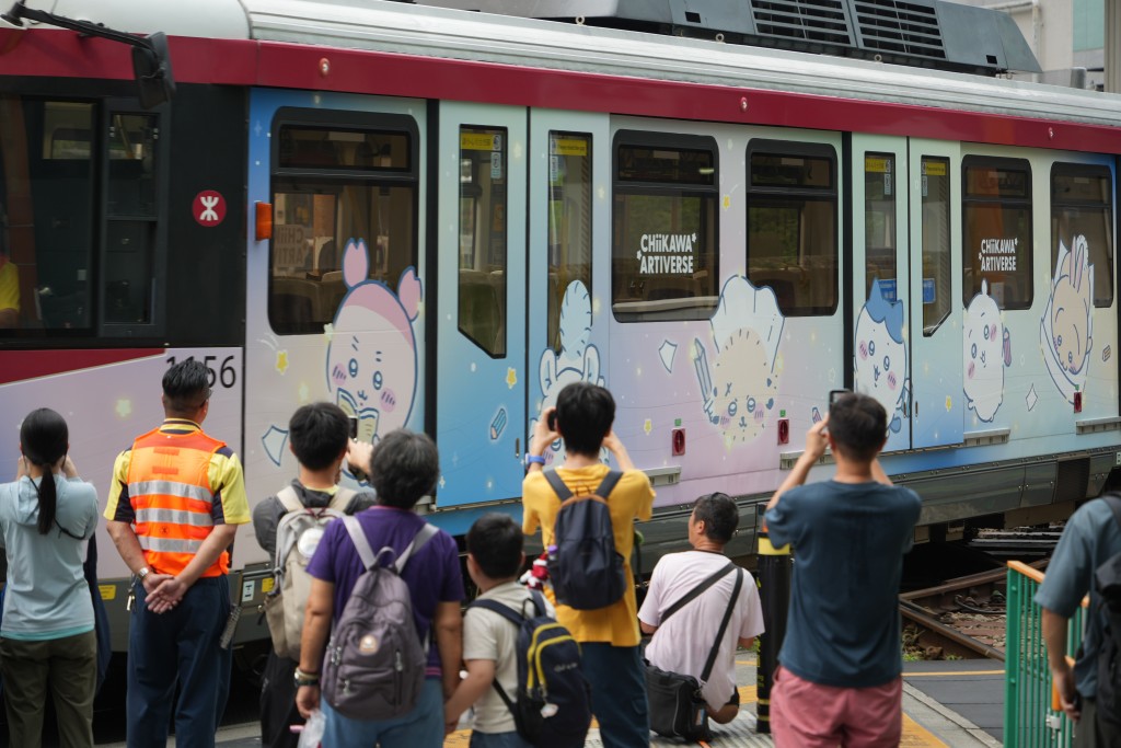 不少粉絲與CHIIKAWA列車打卡。 不少粉絲與CHIIKAWA列車打卡。