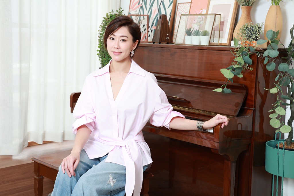 定欣離開效力超過20年的娘家TVB，坦言如今更想去做想做的事。