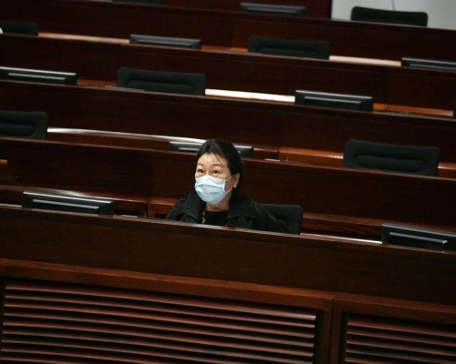 鄭若驊缺席半日後現身立法會。