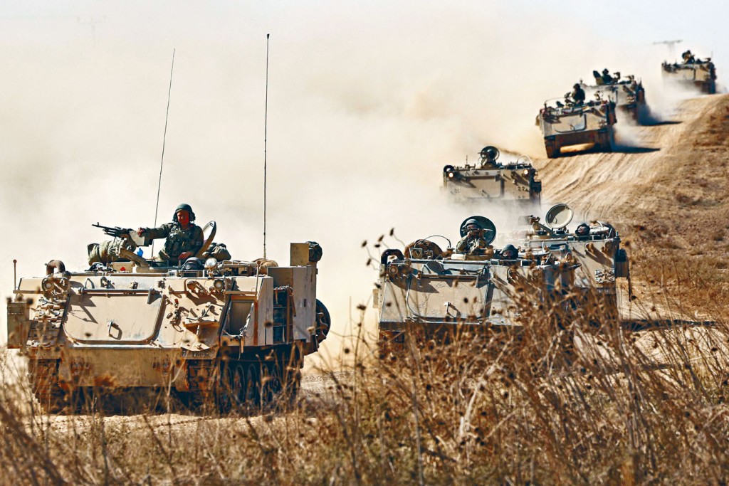 以军步兵战车在接壤加沙的边境集结。