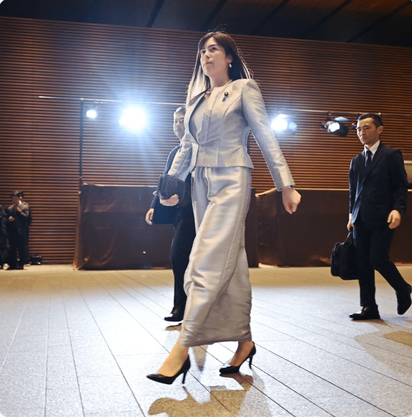 小野田紀美在任命儀式上以一襲銀色禮服亮相,氣場十足,成為媒體焦點。X@rosarinn 小野田紀美在任命儀式上以一襲銀色禮服亮相,氣場十足,成為媒體焦點。X@rosarinn