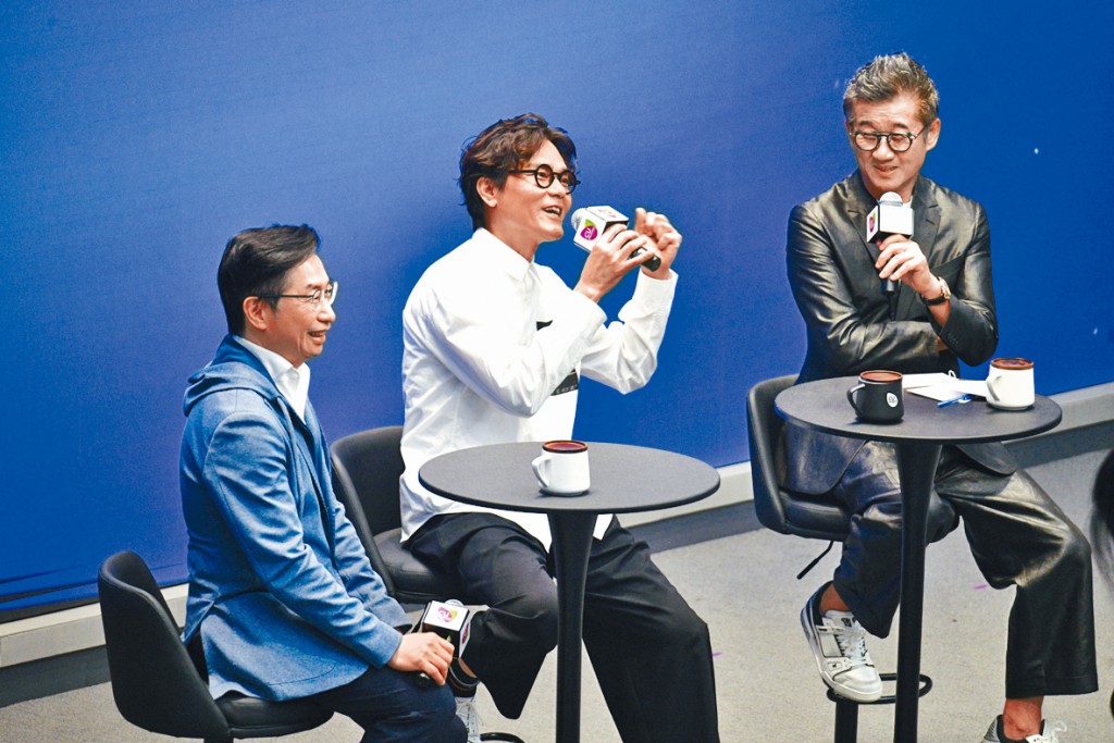 （左起）香港中文大學醫學院院長趙偉仁與金像獎影帝林家棟、中文大學醫學院副院長莫樹錦幽默大談人生議題。