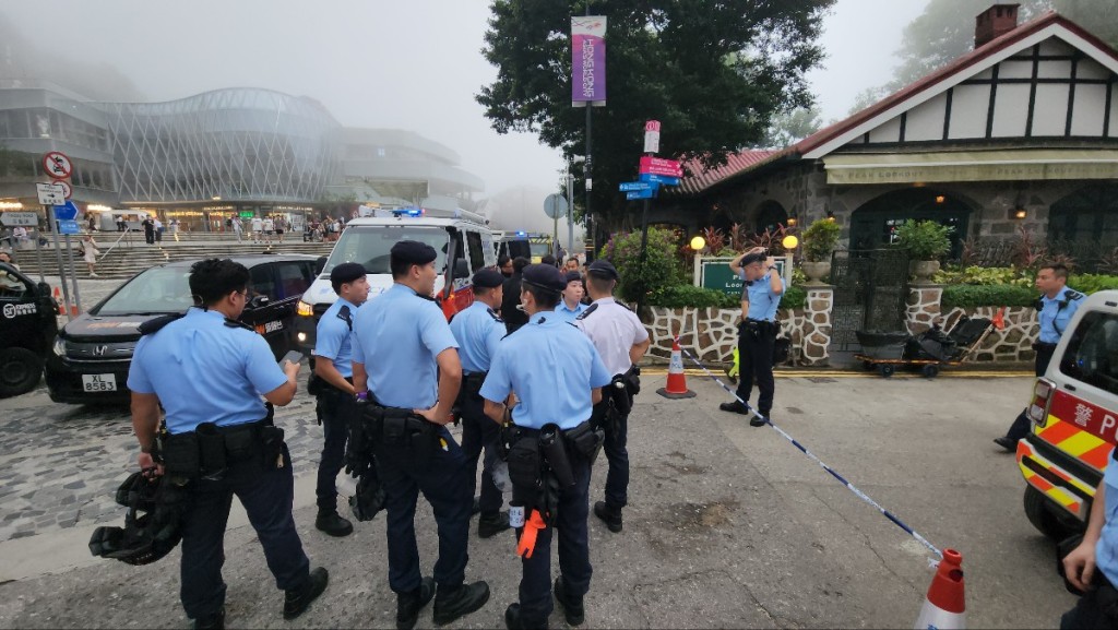 警方封鎖附近50米範圍,並召爆炸品處理課人員到場。黃文威攝 警方封鎖附近50米範圍,並召爆炸品處理課人員到場。黃文威攝