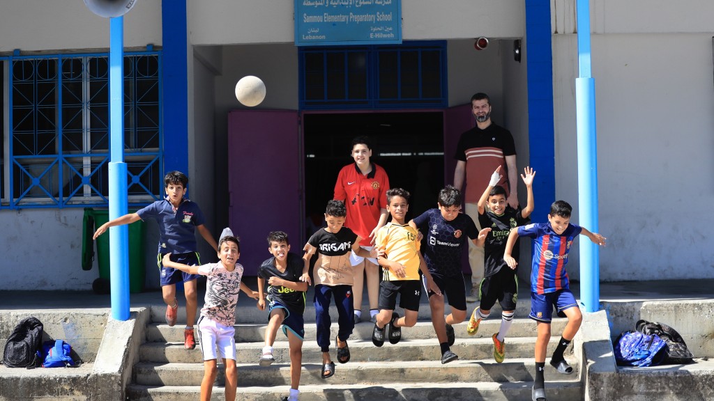 巴勒斯坦兒童在近東救濟工程處（UNRWA）在加沙地帶開辦學校接受捉球訓練。 美聯社