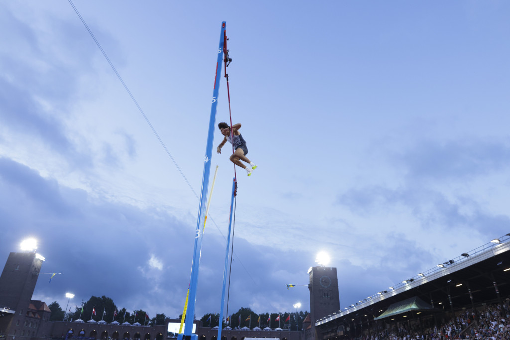 杜普蘭迪斯刷新室外撐竿跳世界紀錄，新紀錄為6米16。 AP