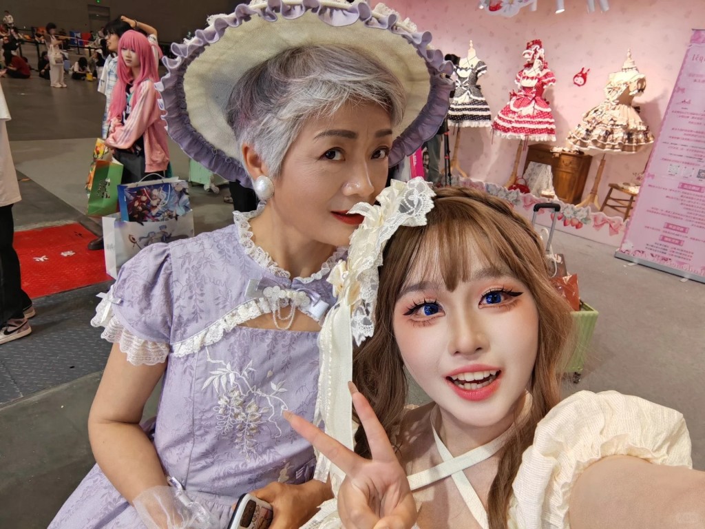 阿姨與網友在漫展合照。小紅書@雲魚在擺爛 阿姨與網友在漫展合照。小紅書@雲魚在擺爛