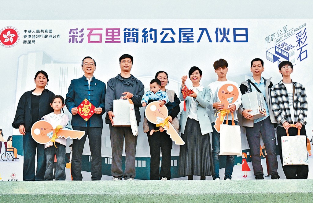 何永賢向三戶入住家庭送上電熱水壺。