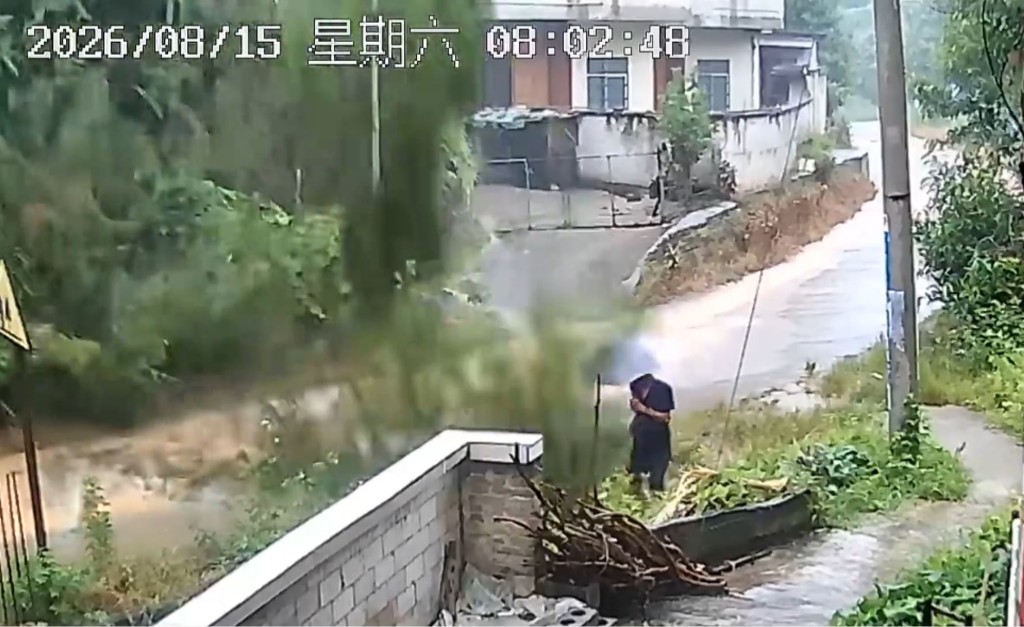廣西平南縣山泥傾瀉，阿伯靈活閃身完美避過一排倒下的樹木。抖音
