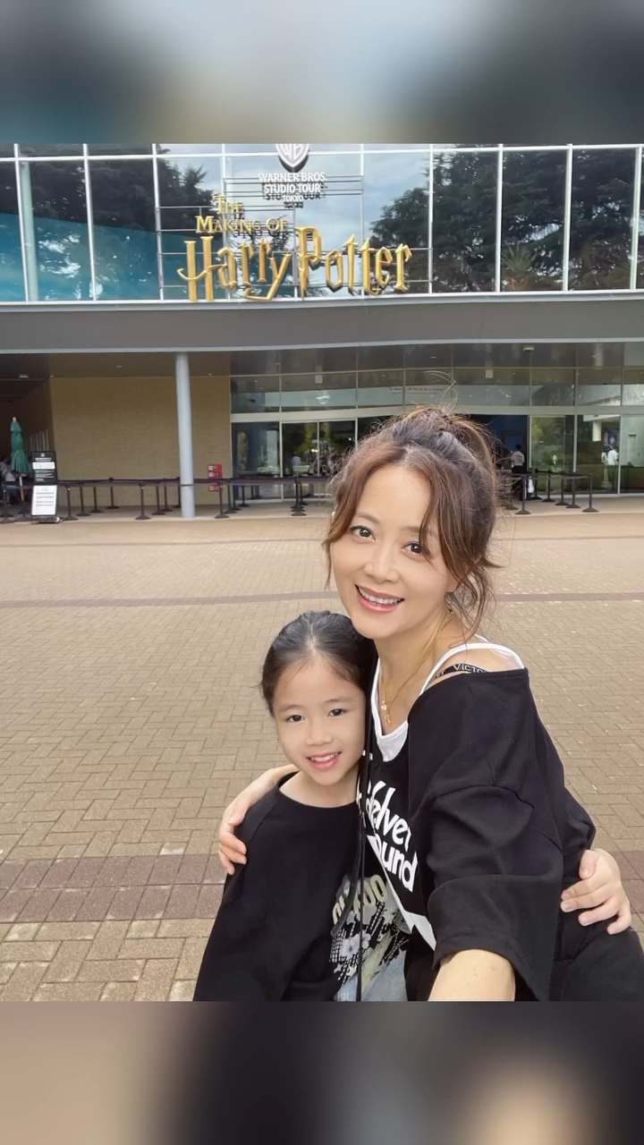 姚樂怡又陪女兒去東京華納兄弟哈利波特影城。