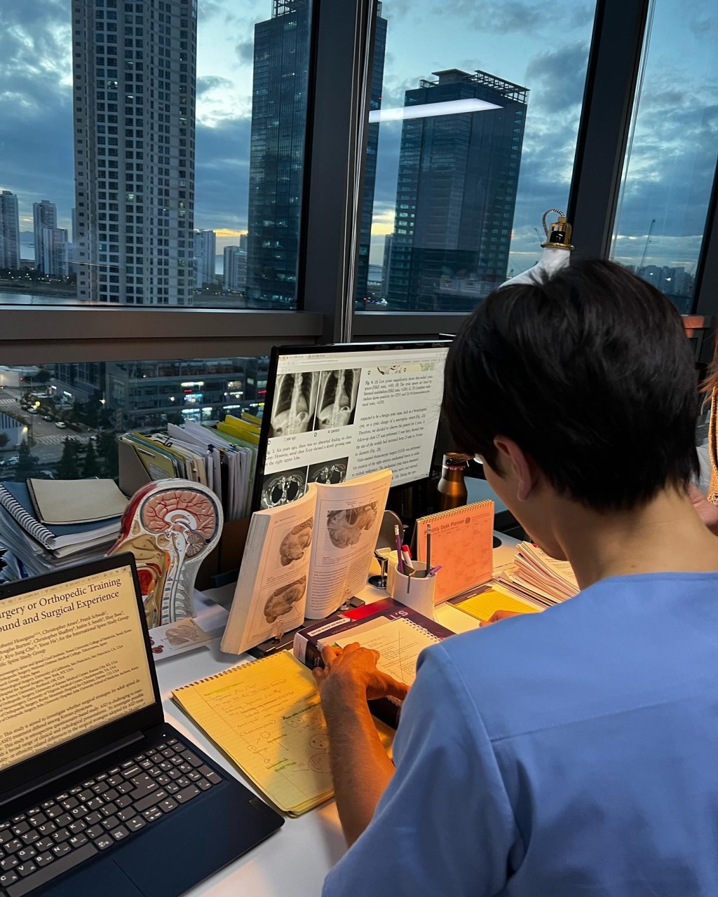 Rain仲會睇埋醫書研究,非常用心。