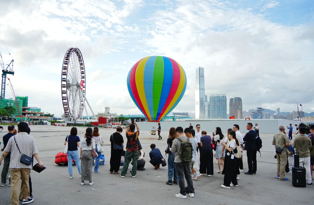 香港熱氣球節,主辦方宣布市民不能乘坐熱氣球升空,熱氣球只能在場內升空展示,有入場觀眾稱「詐騙」資料圖片 香港熱氣球節,主辦方宣布市民不能乘坐熱氣球升空,熱氣球只能在場內升空展示,有入場觀眾稱「詐騙」資料圖片