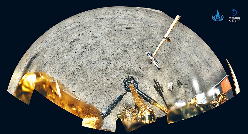 “嫦娥五号”的探月器在月面留下展开的中国国旗。