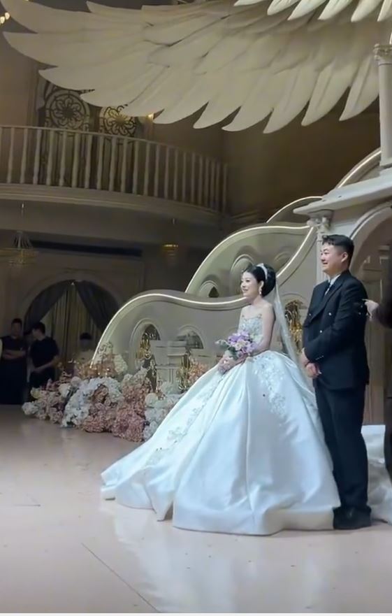 9人组成的河南“彩虹舅舅团”在网上成为焦点。