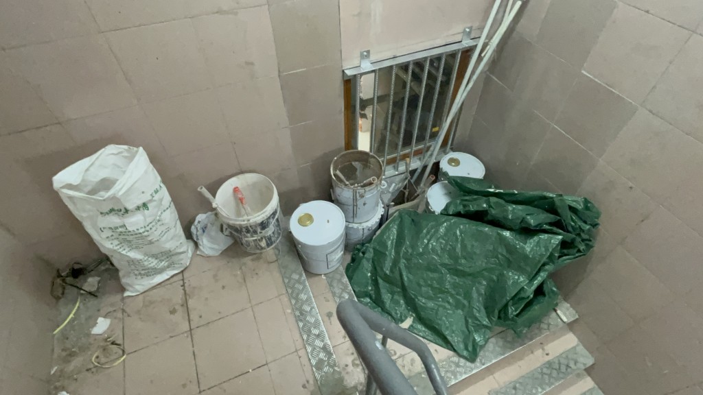 有居民指大廈維修包括大廈外牆及內圍。