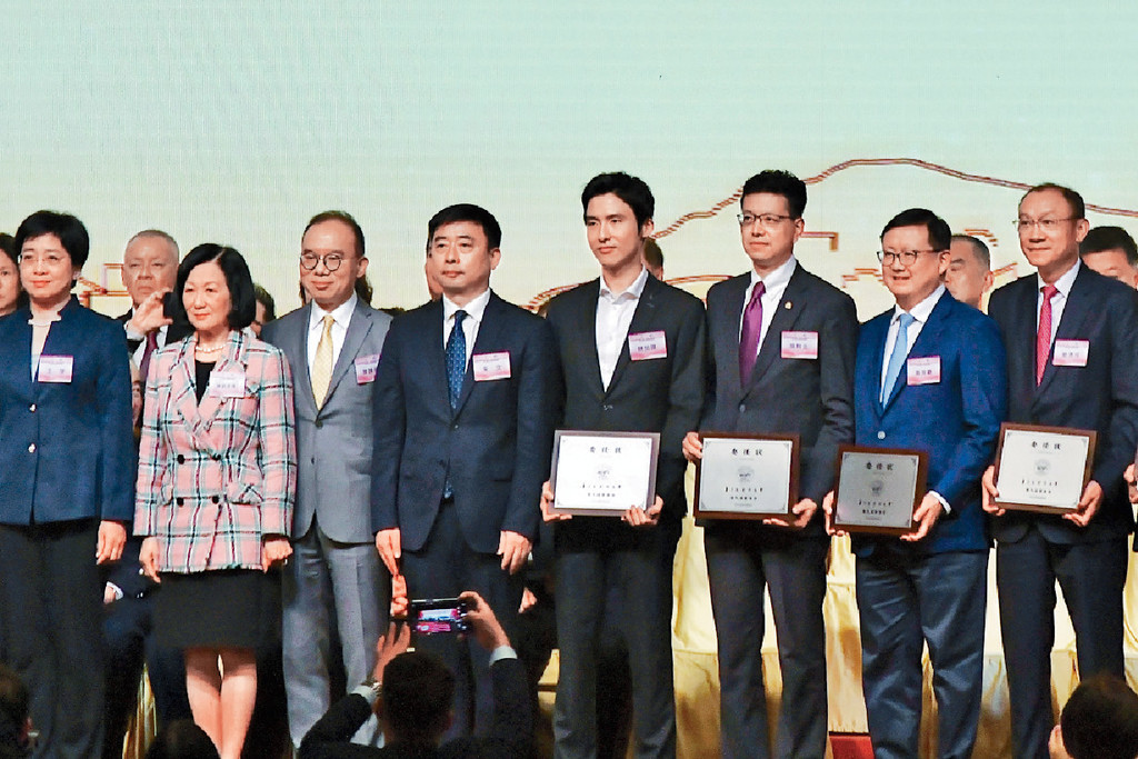 ■身兼全國政協專委會副主任及全國政協委員的星島新聞集團主席蔡加讚（右四）昨晚亦有出席，並與吳秋北（右三）及黃英豪（右二）等獲頒發委任狀及感謝狀。