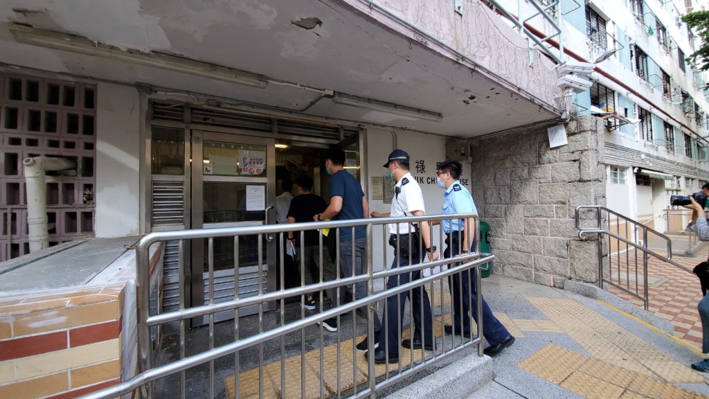 身穿保護衣人員進入大廈