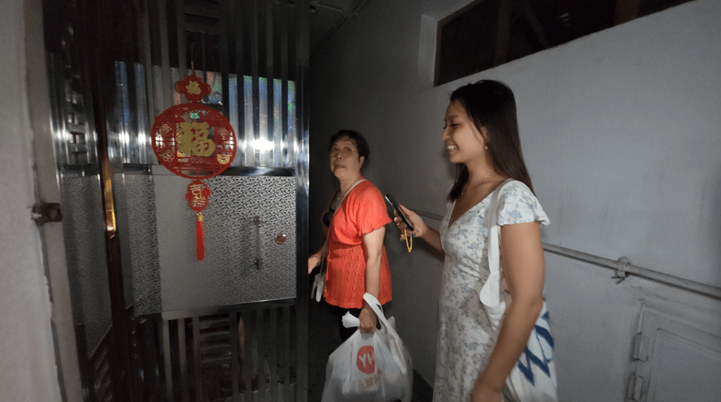 有居民回家執走個人物品撤離。