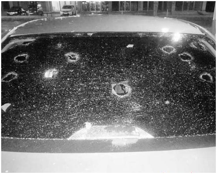 私家車擋風玻璃窗被冰雹打穿。