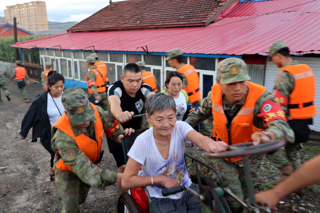 陸軍第78集團軍某旅官兵在黑龍江五常市沙河子鎮某養老院轉移受困老人。新華社