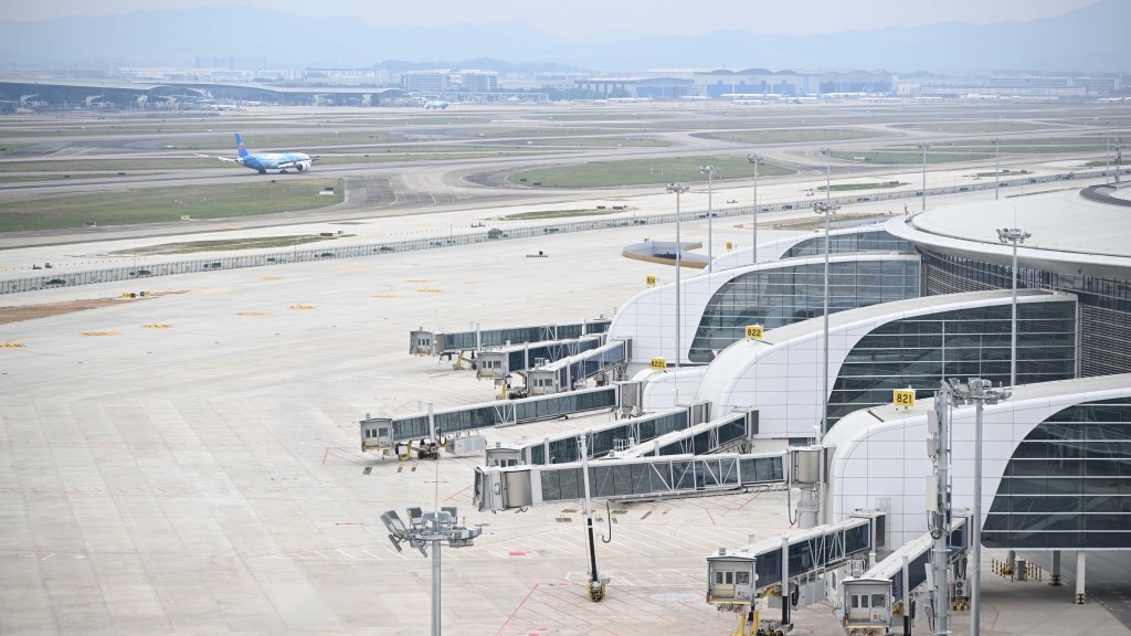 廣州白雲國際機場T3航站樓和第五跑道正式投運。 新華社