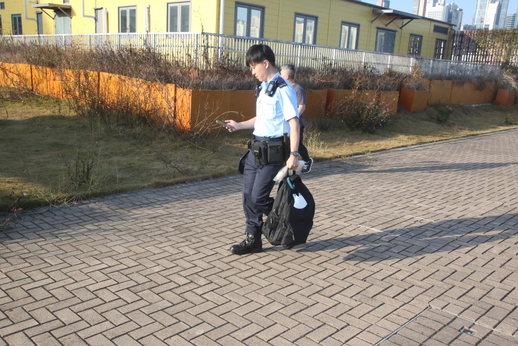警员检走事主背囊。