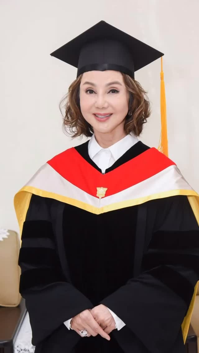 謝玲玲獲中國文化大學頒發名譽文學博士殊榮。 謝玲玲獲中國文化大學頒發名譽文學博士殊榮。