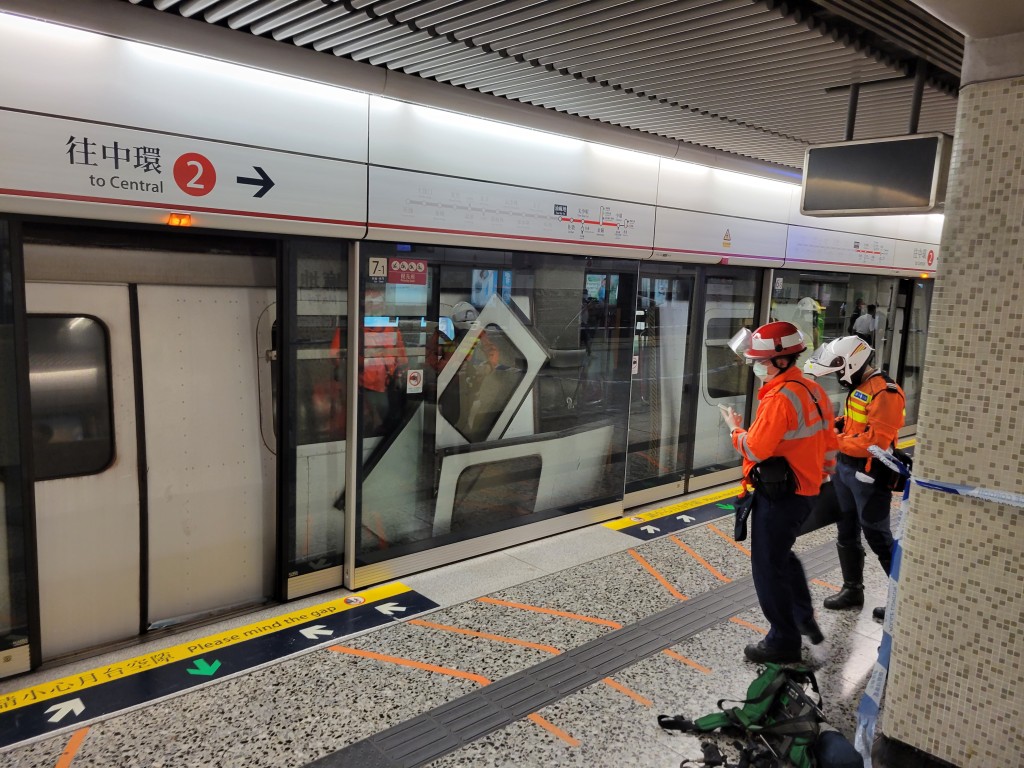 油麻地站一架往中環列車其中兩卡突告2組共4道車門甩脫，導致往中環及往荃灣服務暫停。