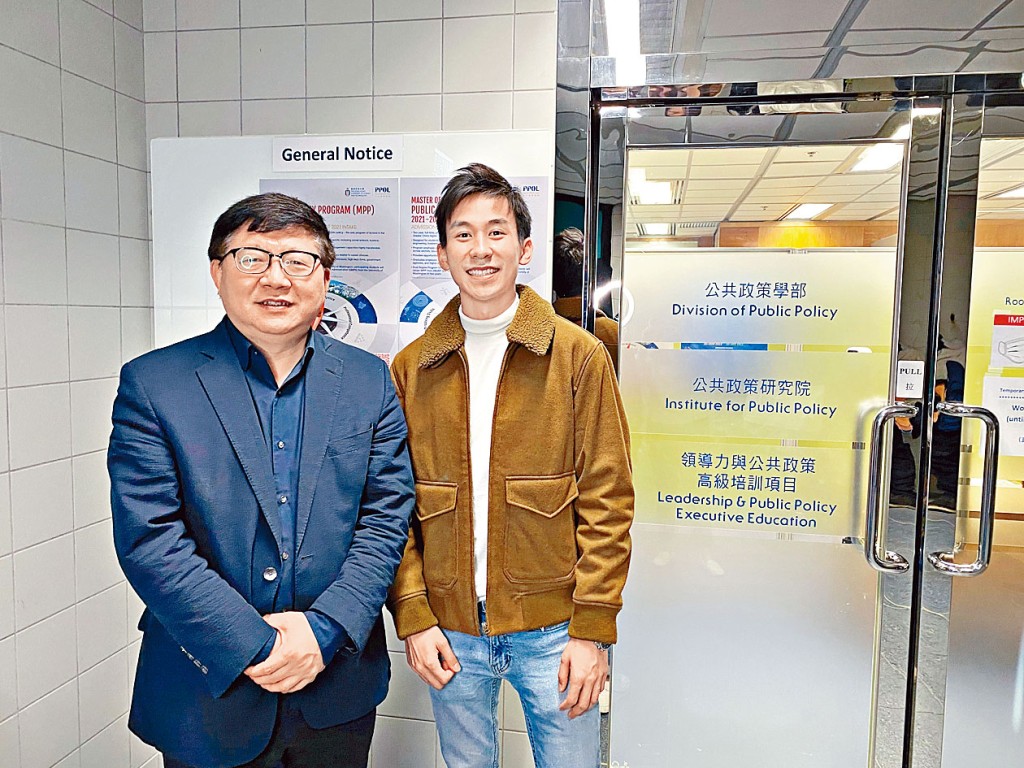 吳遜（左）統計MPP首屆畢業生就業情況，發現八成二人在疫市下成功獲僱主青睞。　