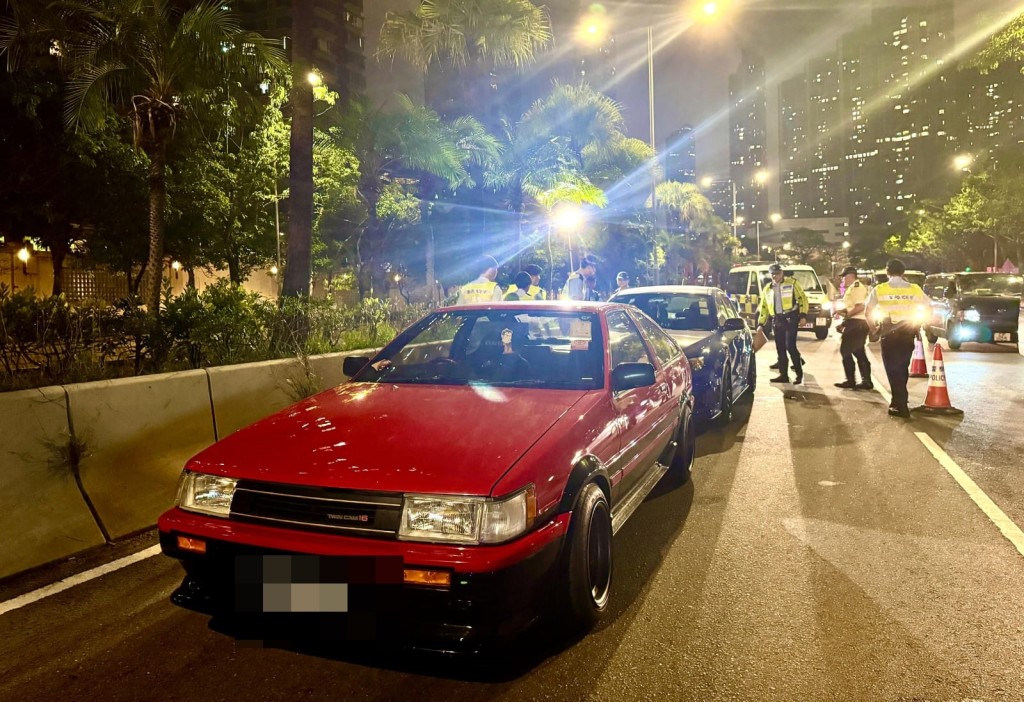 警方設置路障查車。警方提供