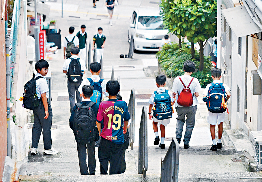 教育局昨日公布「點人頭」結果，本學年公營中學共減少6班中一，公營小學共增加9班小一。