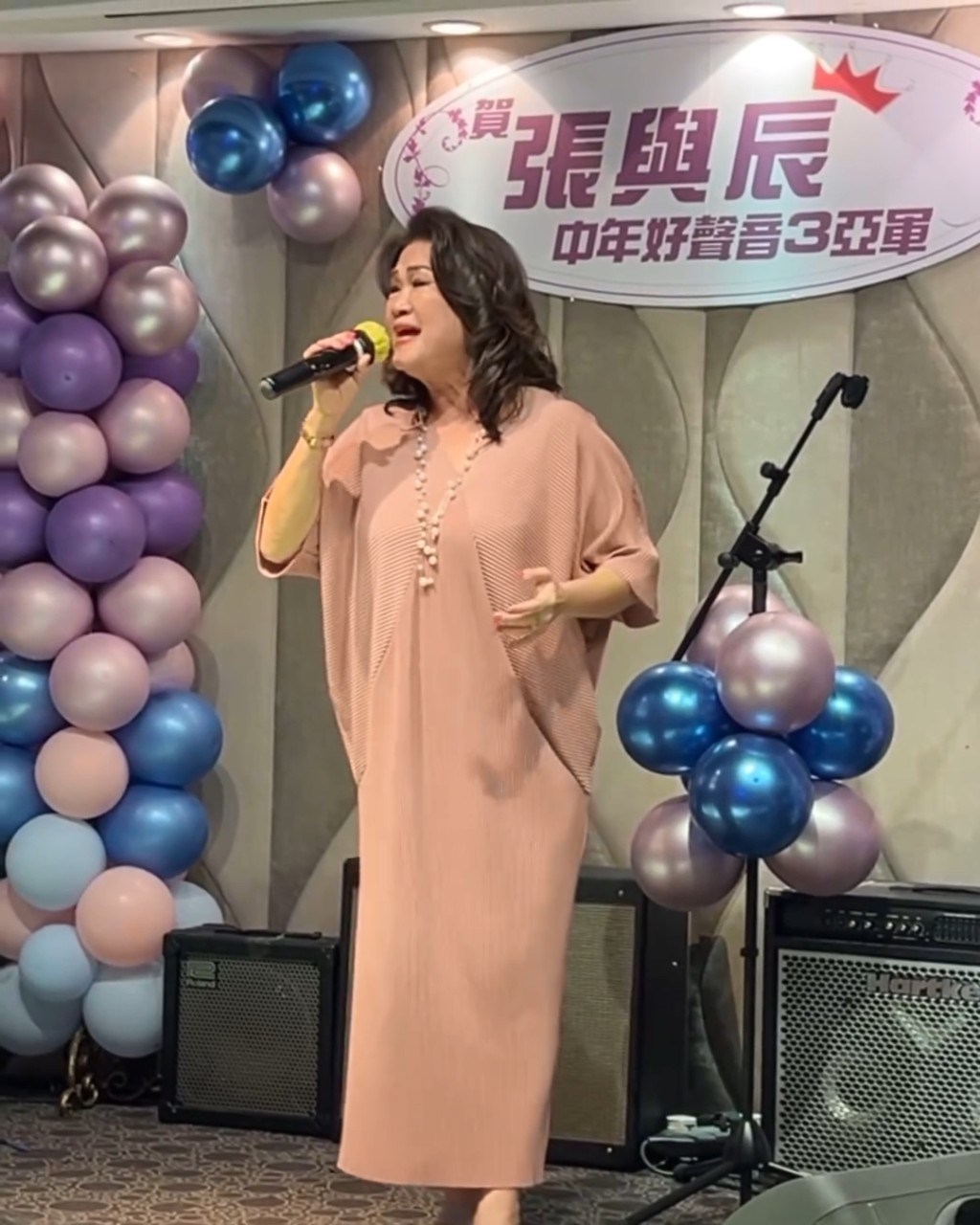 張與辰媽媽功架十足。 張與辰媽媽功架十足。