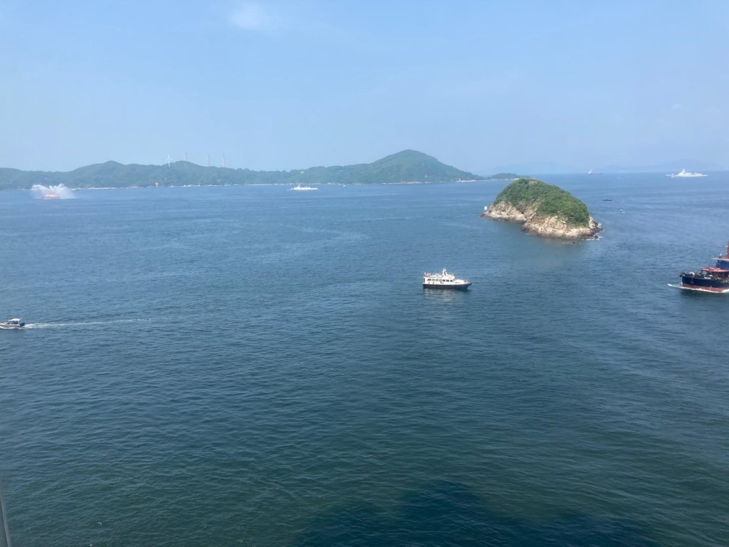 從海怡半島望出,航母艦由噴水輪導航,正在離港。讀者提供 從海怡半島望出,航母艦由噴水輪導航,正在離港。讀者提供