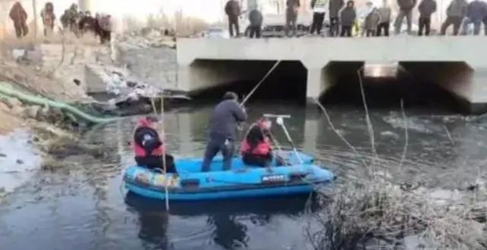 網片流傳，一艘橡皮艇上有三男子正在進行打撈。