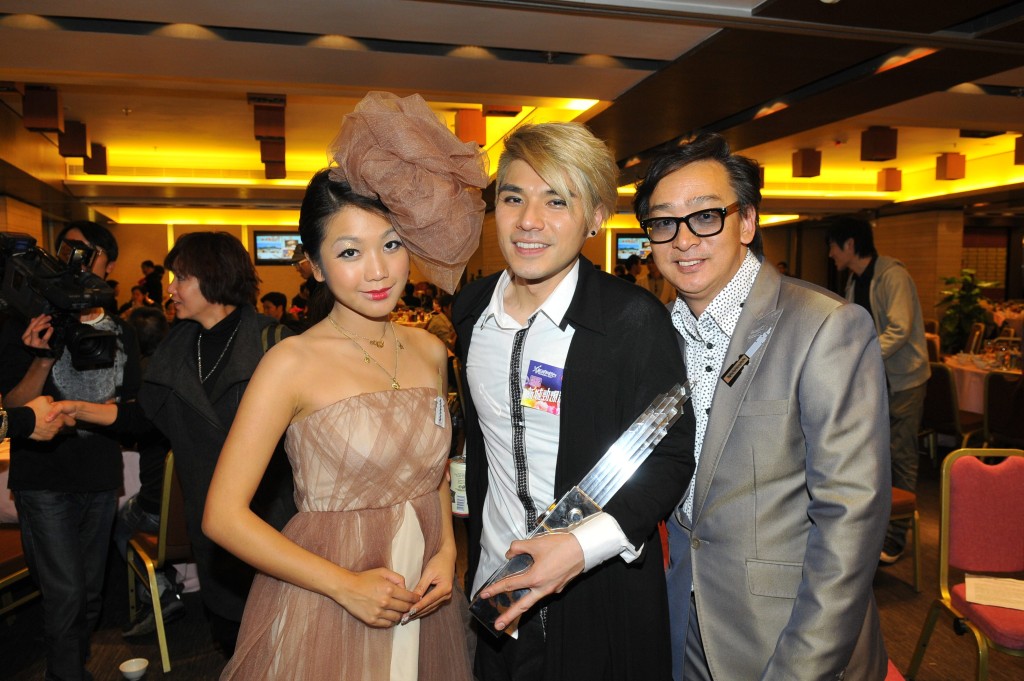 2010年，以「Benji and Lesley」身份在新城頒獎禮奪得「勁爆新人王（創作組合）」，Benji話個獎一直放在爸爸家。